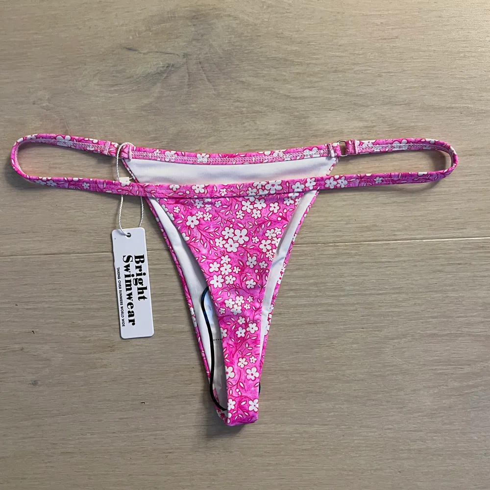 En superfin bikiniunderdel från bright swimwear i storlek S. Aldrig använd, lappar osv sitter kvar. Säljer då den var för liten!. Övrigt.