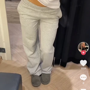 Low waist mjukisbyxor  - trendiga low waist mjukisbyxor från bikbok, slutsålda. knappt använda🙌🏼❤️‍🔥