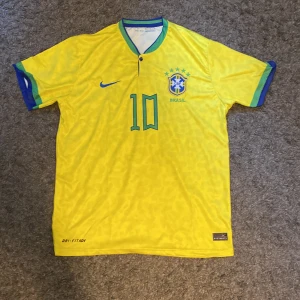 Neymar tröja  - Säljer min Neymar tröja pga jag aldrig använder den. Tröjan är fake men jag kan inte tyda skillnaden mellan den och en riktig tröja. Tröjan är dri-fit vilket betyder att den funkar utmärkt att idrotta i. 