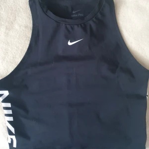 Nike pro topp  - Säljer denna tränings topp/linne från nike i stolek S. Endast använda 1gång. Säljs för 40kr+frakt