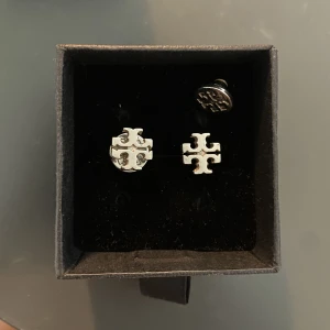 tory burch studs / örhängen  - Bra skick, nypris 1100, säljer för 500. 