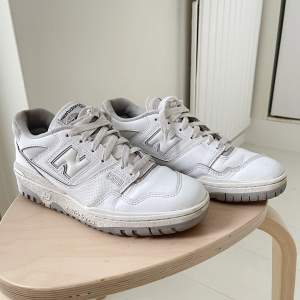 New Balance 550 i storlek 39,5. Använda men ändå i ok skick. Har tvättat av de lite, men går absolut att tvätta de mer!