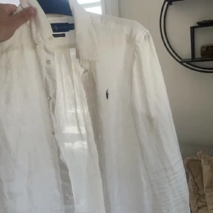 Ralph Lauren Linneskjorta - Säljer nu min Ralph Lauren linneskjorta i storlek S då den är lite liten för mig som vanligen har M. Skicket är hur bra som helst, inga defekter.