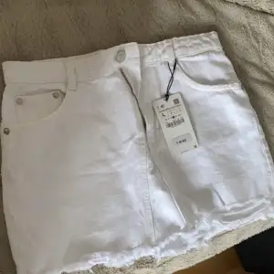 Vit jeans kjol från ZARA i storlek L  Köpte för 259kr  Säljer för 79kr Aldrig använt 