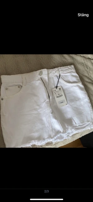 Jeans kjol vit  - Vit jeans kjol från ZARA i storlek L  Köpte för 259kr  Säljer för 79kr Aldrig använt 