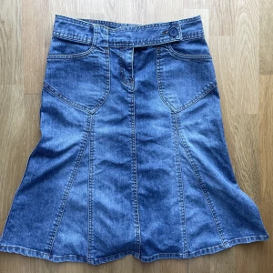 Jeanskjol  - superfin jeanskjol i bra skick! den är medellängd o säljer då den inte kommer till användning 🫶🏻