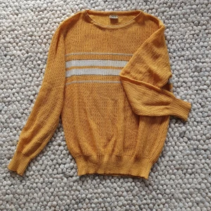 Stickad tröja - Cool stickad tröja med ränder och mindre glitterdetaljer i tyget. 