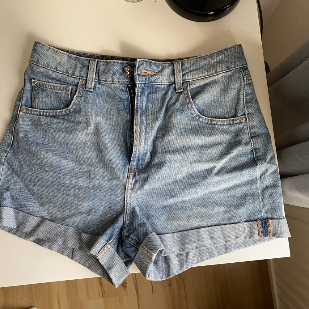 Blå jeansshorts från H&M💙väldigt sällan används så de är i väldigt bra skick! . Shorts.
