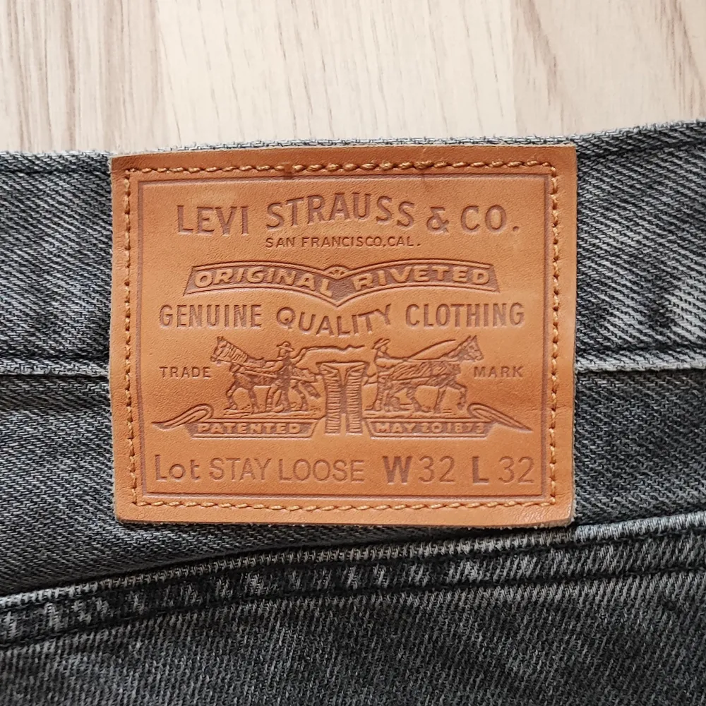 Säljer ett par svart/grå Levis Stay Loose herr jeans i storleken 32x32  De har använts antal gånger och är i bra skick, med bra baggy passform. Som namnet tyder så håller jeansen en baggy passform. För mer bilder & info skriv kontakta   Pris diskuteras ej. Jeans & Byxor.
