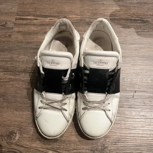 Valentino  - Tja,  Box og  Cond 7/10 Size 42 Bin 1500   