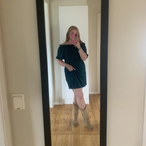 Sommarklänning - En superskön, luftig och snygg klänning som man kan klä upp och ner! Passar sig till både stranden och festen 💘💘💘