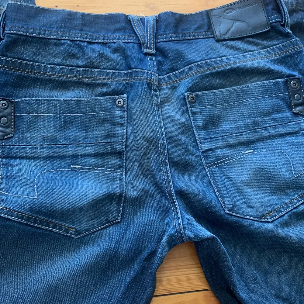 Vintage edc jeans, Eagle fit, Uk 29/34. Har slit märken vid fötterna. . Jeans & Byxor.