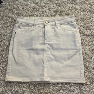 Vit jeanskjol - Vit jeanskjol från Cubus i storlek S 