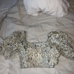 Blommig top - Blommig top från nakd, aldrig använd