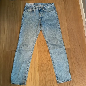 Ljusblå jeans - Ljusblå jeans i storlek 31/34. Regular fit. Har använts några gånger. Gott skick.