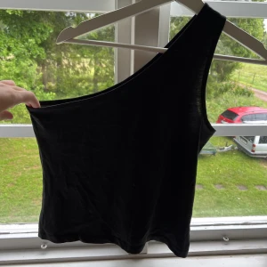 Linne - Svart linne med ”1 arm” Ej använd pga för stor. Stor i storleken 