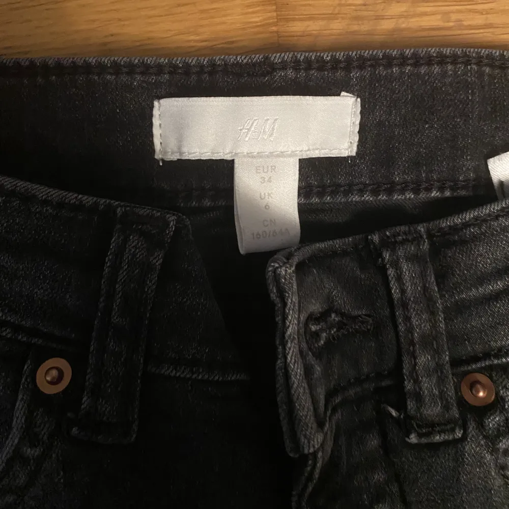 Säljer nya superfina H&M jeans i storlek 34! 🌸 Pris kan förhandlas . Jeans & Byxor.