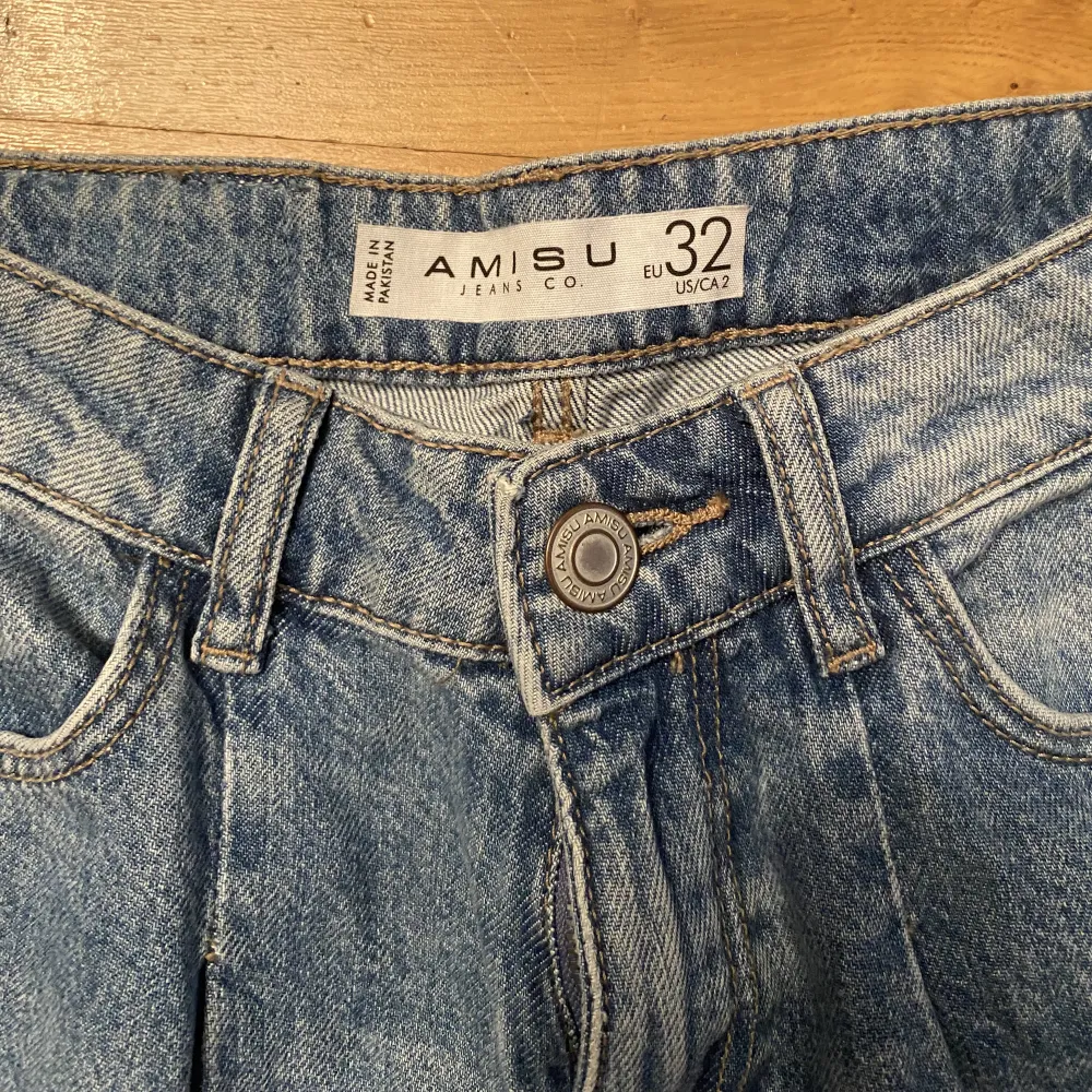 Säljer helt nya mom-jeans från Amisu i storlek 32 🌸Jättesnygg hög midja!. Jeans & Byxor.