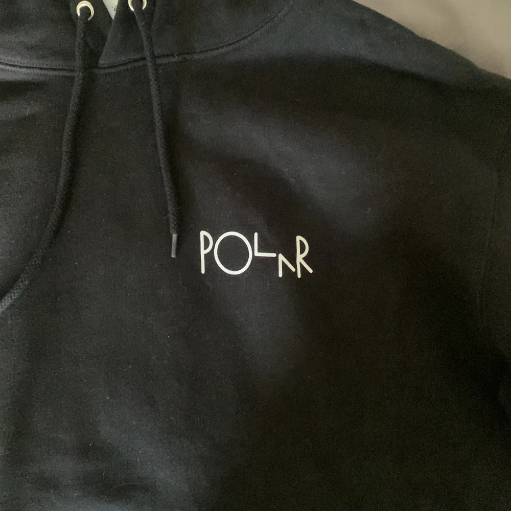 Säljer min polar hoodie pga används aldrig och för liten. Använd under väldigt kort period och toppen skick. Pris 300kr. Hoodies.