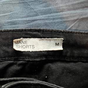 Jeans shorts från H&M . Fint skick lite sliten i färgen storlek M 