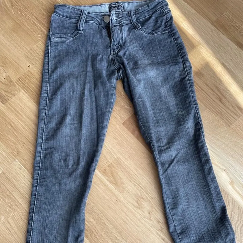 Lågmidjade jeans från 2000-talet i nyskick (stretchiga) Fint mönster på fickorna. Shorts.