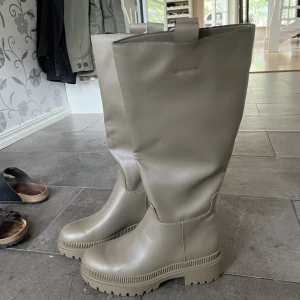 Stövlar  - Säljer dessa snygga helt oanvända stövlar, stl 39