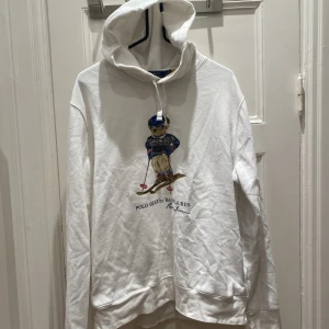 Polo Ralph Lauren hoodie - Vit Raplh Lauren huvtröja. Det är min brors tröja, säljs pågrund av att den är för liten. Använd ett fåtal gånger, bra skick men är lite nopprig. Säljs för 1000:- (nypris: 1700:-) men pris går att diskutera! Kom privat för intresse och fler bilder!