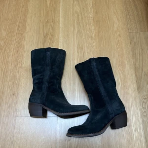 Cowboy boots  - Säljer ett par svarta cowboy boots från via vai i storlek 38. Aldrig använda. Skriv vid frågor eller fler bilder 