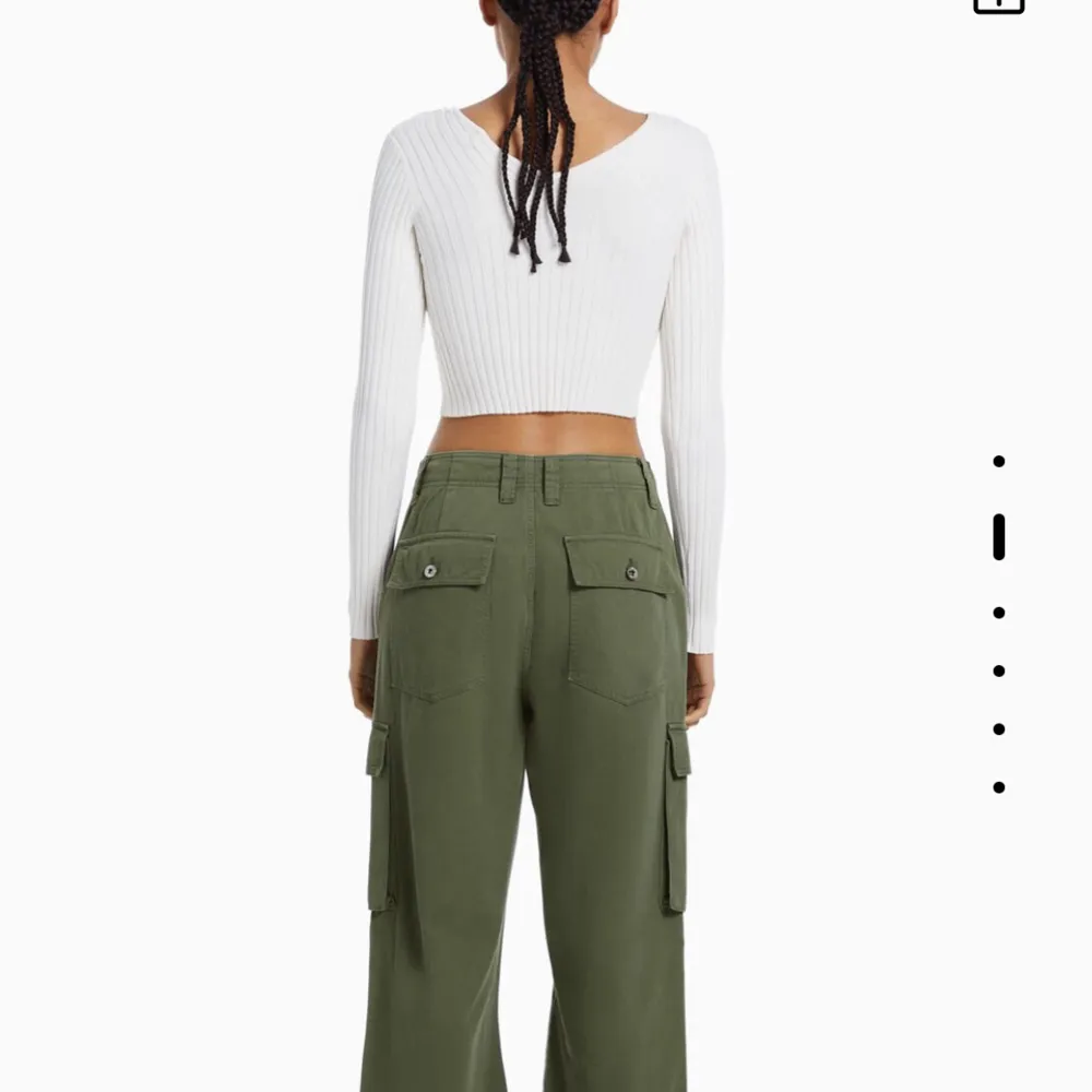 Snygga gröna cargopants med rak passform. Bild nummer 2 och 3 är tagna från ASOS, som visar upp byxorna i en lite mörkare nyans av grön. Som ni ser på första bilden är byxorna jag säljer mer ljusgröna.. Jeans & Byxor.