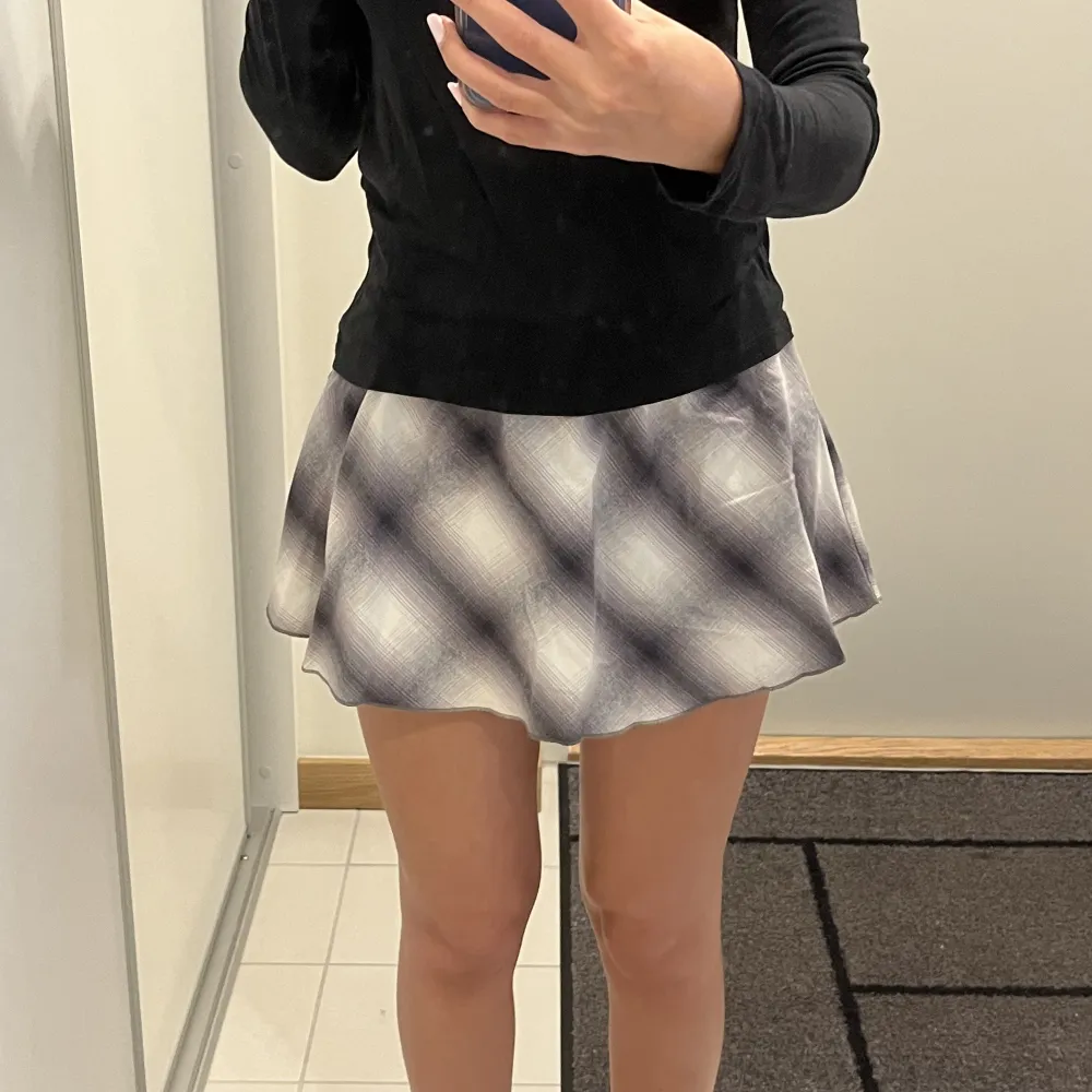 En kjol från Weekday med lappen kvar. Säljer då den aldrig kommit till användning🩷. Hameet.