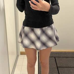 En kjol från Weekday med lappen kvar. Säljer då den aldrig kommit till användning🩷