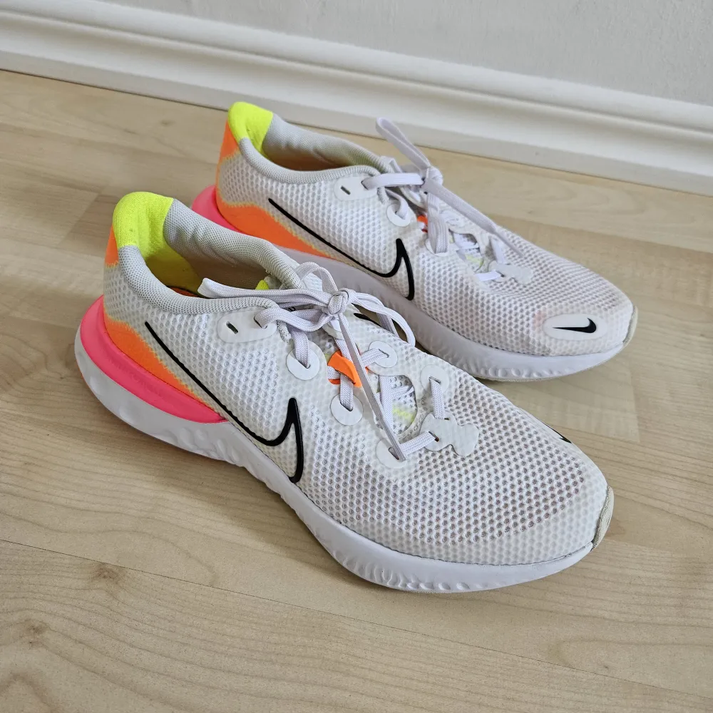 Snygga jympaskor från Nike. Vita med detaljer i neon. Skorna är knappt använda och i mycket bra skick! Storlek 39. Skor.