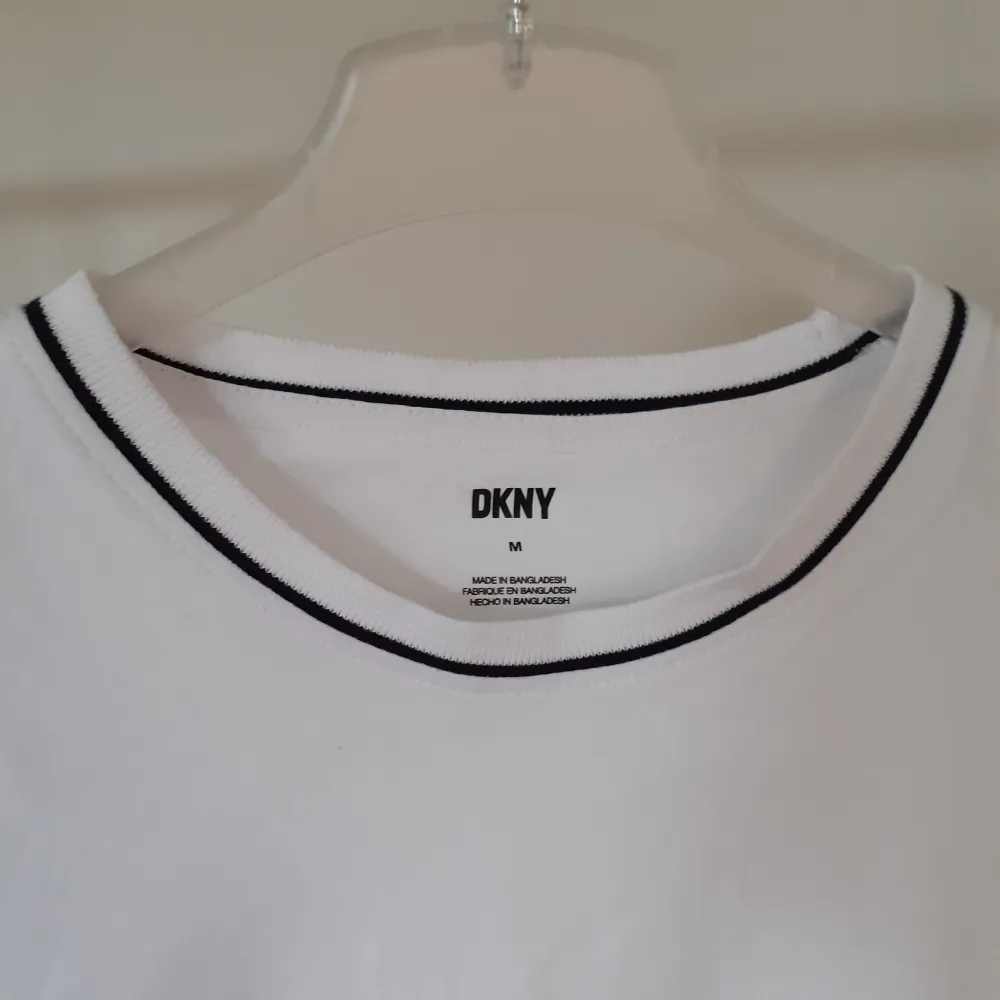 Ny oanvänd T-shirt från DKNY  Strl Medium Lappar sitter kvar. T-shirts.