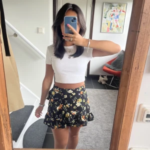 Byxkjol - Blommig byxkjol i omlott. Det är alltså en kjol med inbyggda shorts. 150 kr, frakt tillkommer