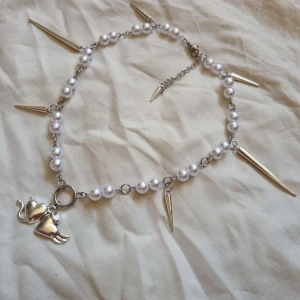 Pärlhalsband med nitar - Handgjort 🖤  All metall är i rostfritt stål utöver nitar och charms