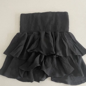 Svart Volangkjol! - Supersöt volangkjol! Tryck på köp nu!💖