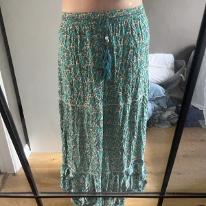 Långkjol - Så så fin lågmidjad långkjol med mäster. Kjolen är från veromoda och är aldrig använd med lapparna kvar💕💕