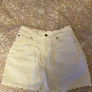Säljer dessa Vita H&m divided shorts då jag aldrig användt dem(prislappen är kvar)❤️💕köparen står för frakten