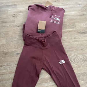 The north face - Säljer detta jätte fina set helt oanvänd från London. Storlek xs på tights och S på koftan. Pris kan diskuteras vid snabb affär 