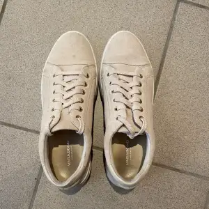 Säljer dessa superfina beiga sneakers från vagabond i strl 37🤍 de är nästintill oanvända och superfina, de passade inte mina fötter bara… DM för frågor/bilder, Köpare står för frakt 📦 