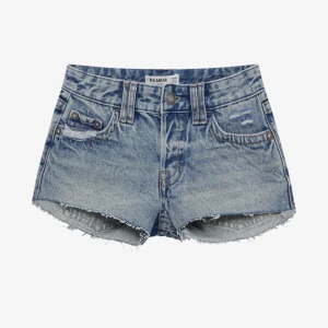 Jeans shorts - Ett par liknande lite mörkare blå! Dm för bilder på dem😃👍🏾