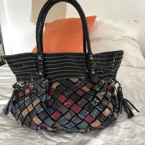 Färgglad väska - Stor rymlig väska med flera fack. Fint skicka och unik look. 