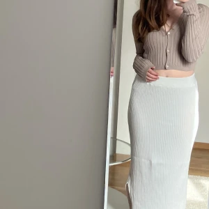 Kofta  - Skick: Bra  Köpte denna koftan för ungefär ett år sedan, den är lite nopprig men knapparna fungerar fint. 