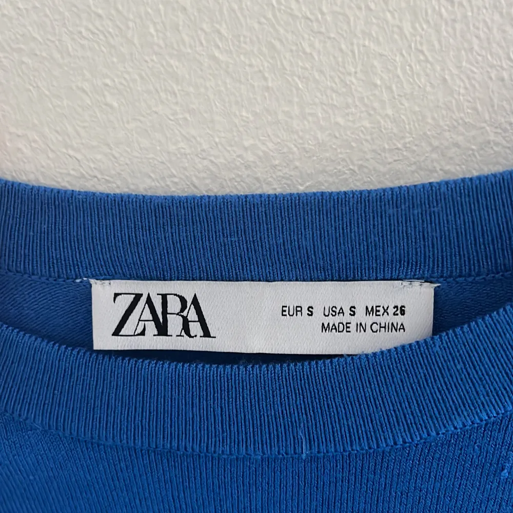 Superfin stickad tröja från Zara. Basic och funkar till mycket. Säljer pga att den inte kommer till användning. Köparen står för frakt.(Dm för fler bilder)💕💕💕. Toppar.