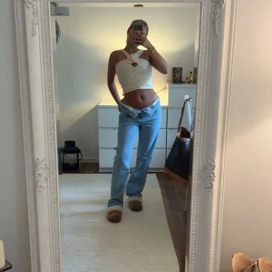 Topp - Topp från Gina med rosett som jag aldrig använt. Gulbeige är färgen