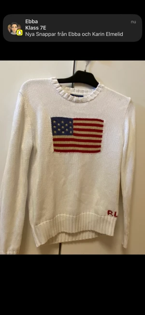 Stickad polo tröja - Säljer min polo tröja för att den inte kommer till användning längre köpte den för ungefär 3400 och säljer den för 800 den är bara använd 4 gånger ungefär