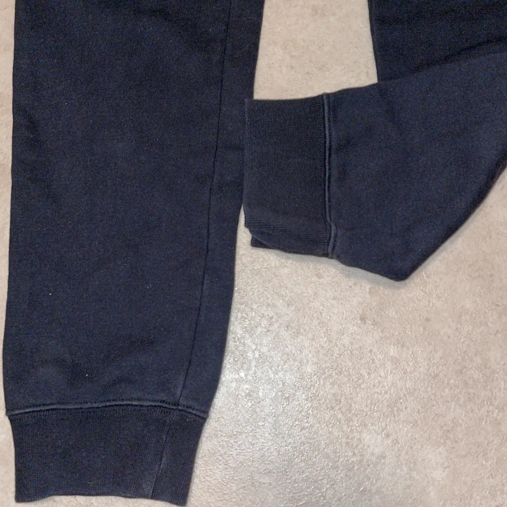 Champion byxor som är använt några gånger och är i jättebra skick, inga skador alls. Passar S/M. Jeans & Byxor.