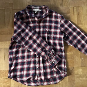 Skjorta - Thriftad skjorta som originellt är från HM Dm för mer info