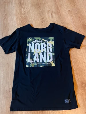 Norrland/dickies t-shirt - Hej säljer lite tröjor  Norrlands tröjorna är som nya nästan aldrig använda. Dickeis tröjan är lite sprucken i loggan men annars fin Norrlands tröjorna large 150kr styck  Dickies medium 50kr 