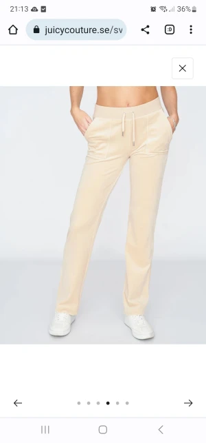 Juicy couture Classic Velour Del Ray Pant brazilian sand - Superfina Juicy Couture byxor, Classic Velour Del Ray Pant i ljusbeige färg; brazilian sand. Saknas en metallplupp på snöret, därav lägre pris. Annars jättefint skick!